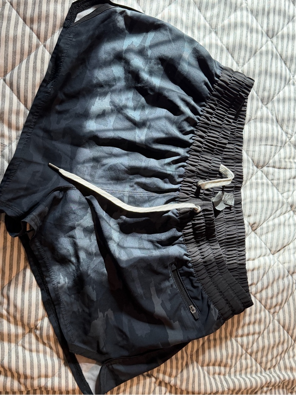 Vuori Black Drawstring Shorts size large